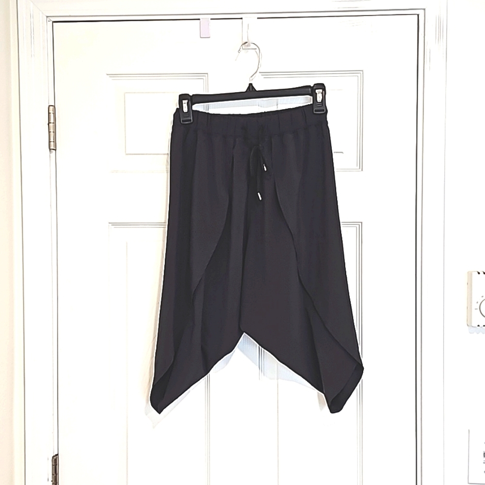 Lululemon Parachute Shorts (Size 4)